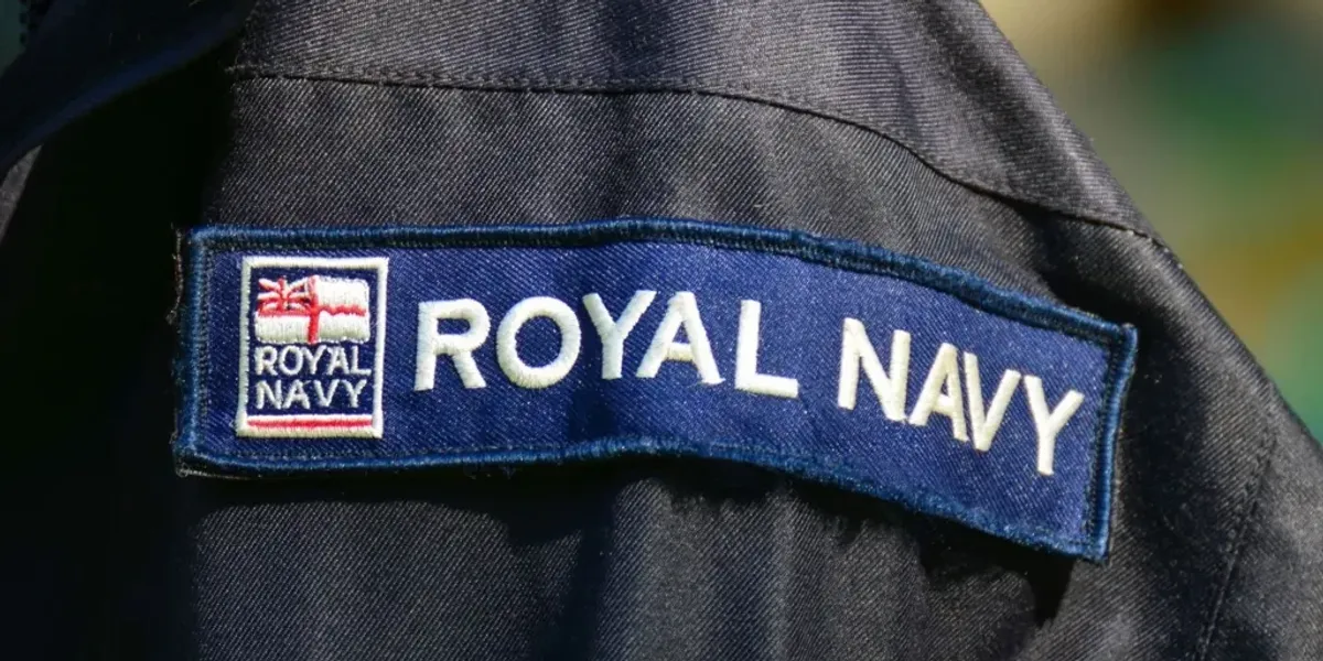 Marinari britanik Teddy Young përballet me akuza për spiunazh