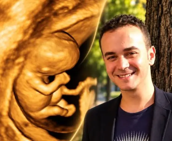 Kristi Pinderi dhe partneri i tij bëhen prindër për herë të parë
