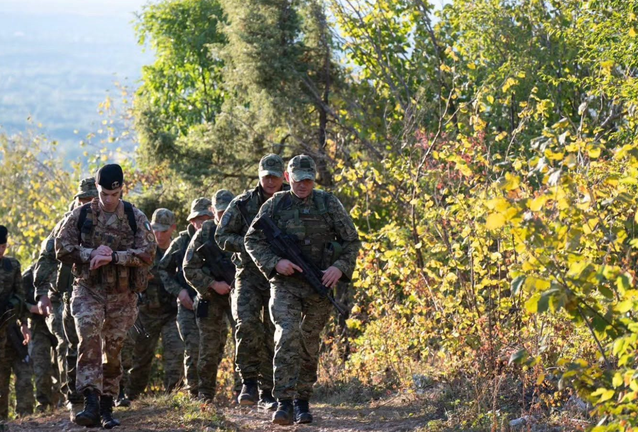 Ushtarët shumëkombësh të KFOR-it zhvillojnë stërvitje në male