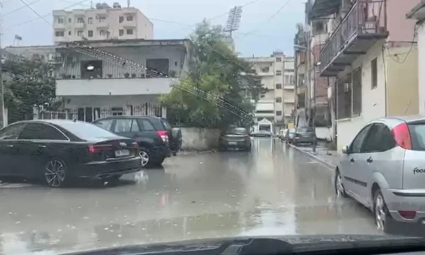 Pusetat e bllokuara rëndojnë situatën pas shiut të fortë në Vlorë