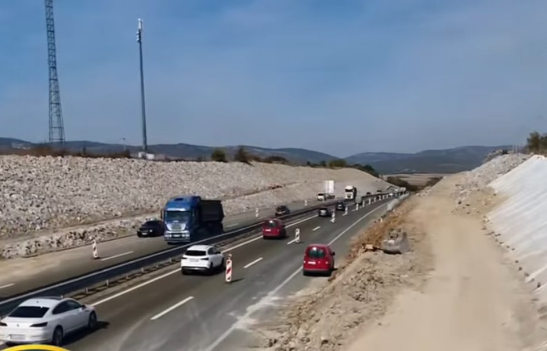 Rehabilitimi i skarpatave synon të ulë rrezikun e rrëshqitjeve në autostradë