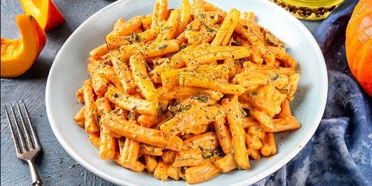 Si të përgatisni makarona me kungull, krem dhe parmixhano