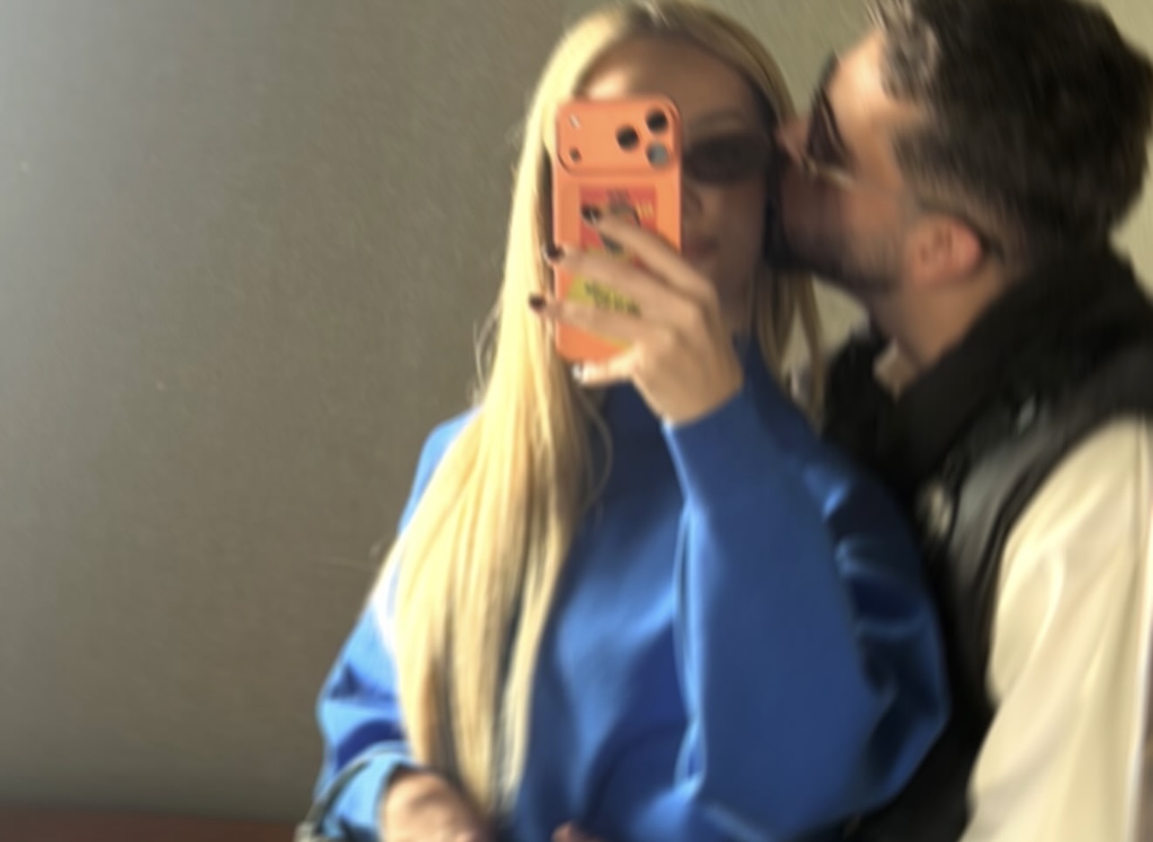Puthje në faqe dhe buzëqeshje: fotografia e re e Selinës me Gimbon