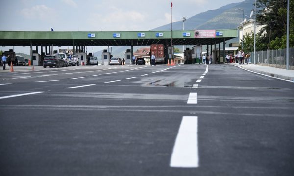 Dy shoferë shoqërohen në polici pas gjetjes së parave në Vërmicë