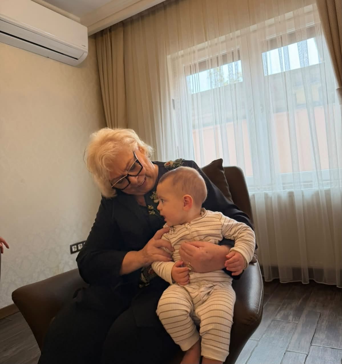 Vizitë në familjen Krasniqi, Altin Krasniqi publikon fotografinë e Presidentes me Gegën
