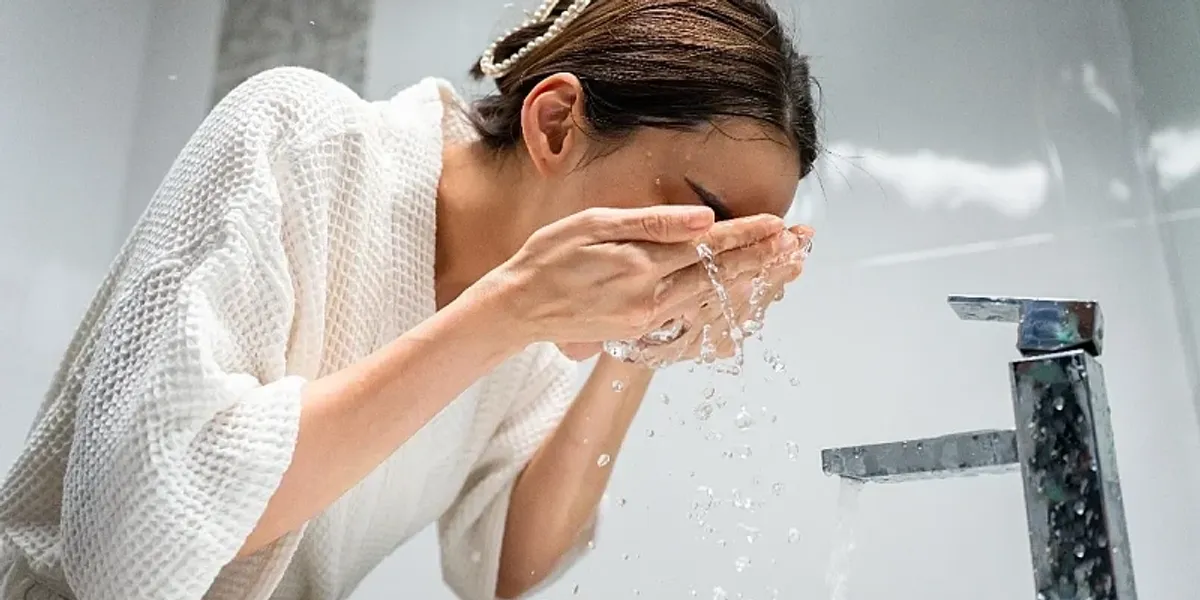 Dermatologët këshillojnë ujë të vakët për larjen e fytyrës