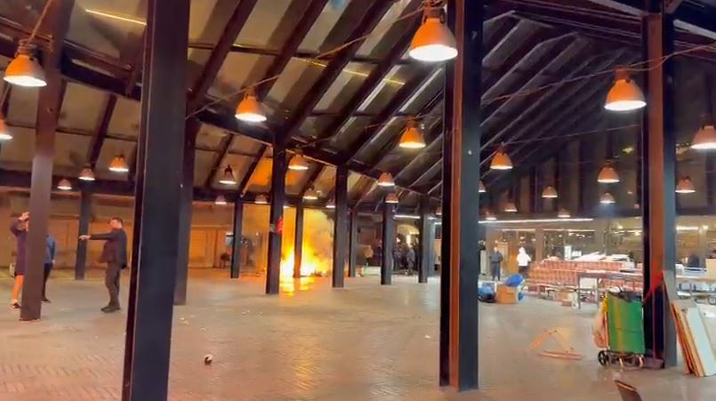 Tensione në kryeqytetin shqiptar: protestuesit ndezin zjarr pranë Pazarit të Ri