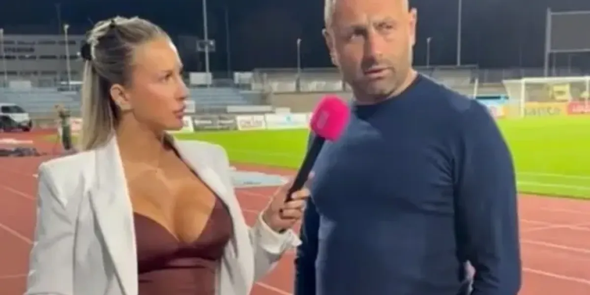 Sabina Jaksova tërheq vëmendjen gjatë intervistës me trajnerin David Olehla