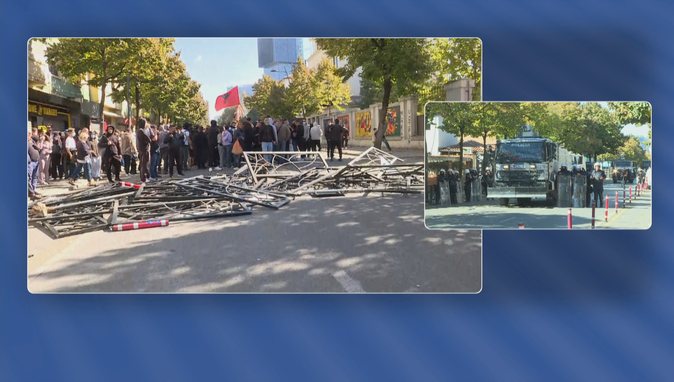 Studentët dalin në ditën e dytë të protestës, vendosen barriera në rrugë