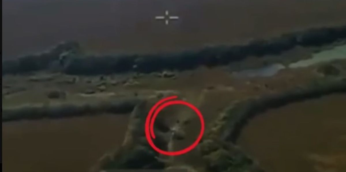 Pamjet tregojnë goditjen e një helikopteri rus nga droni FPV në ajër