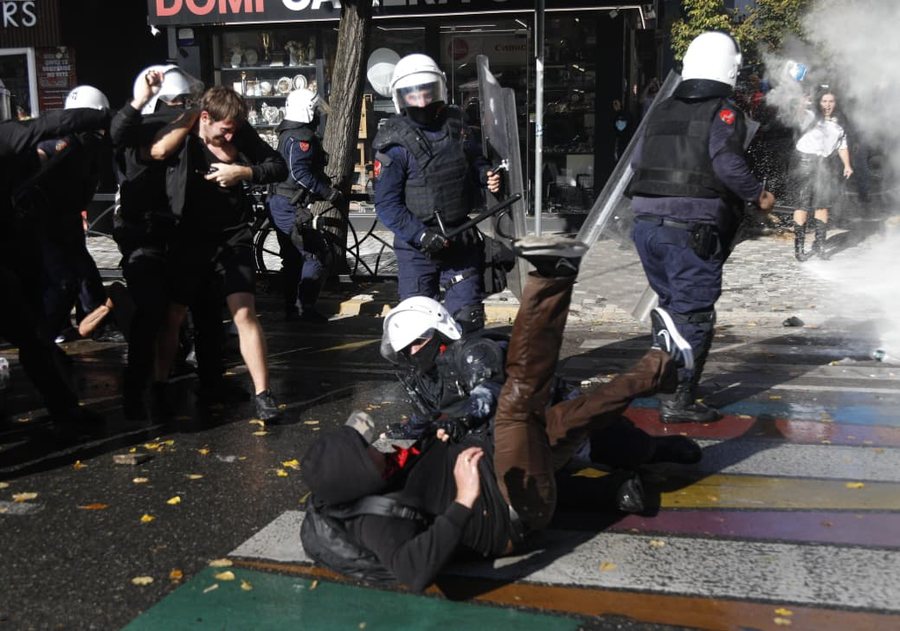 Një kalimtar po operohet pas përplasjes në protestën e studentëve