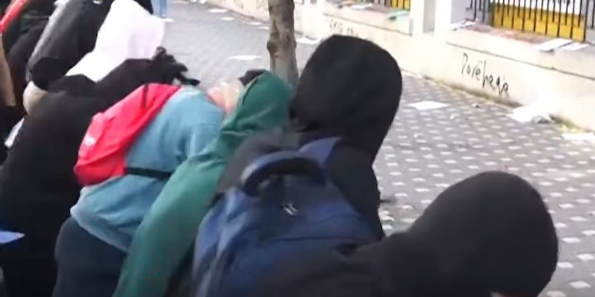 Gjashtë policë të lënduar, 16 arrestime pas protestës para Ministrisë së Arsimit
