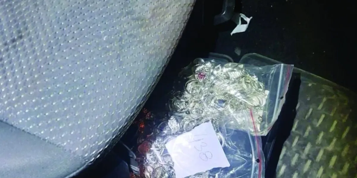 Doganierët gjejnë unaza argjendi nën sediljen e veturës në Tabanoc