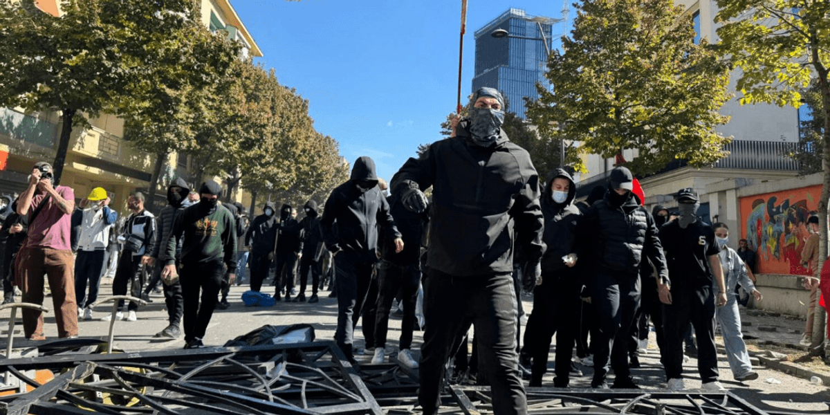 Protesta në Tiranë: sulmohet me molotov Ministria e Arsimit, raportohen të lënduar