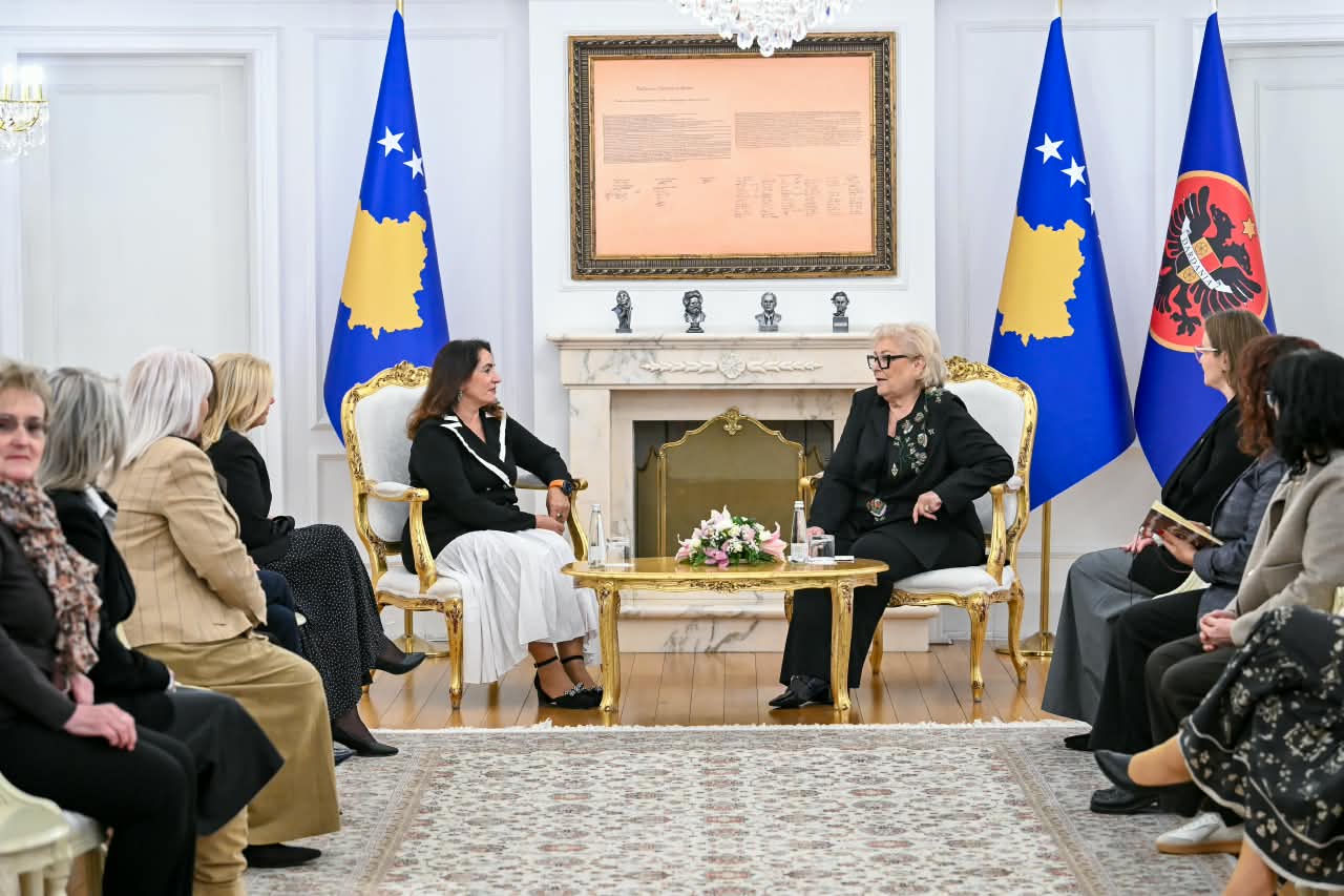 Presidentja diskuton me strehimoret sfidat dhe mbështetjen për gratë