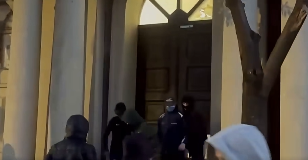 Peleshi dënon hyrjen me forcë në Kuvend: Dhuna dëmton interesin publik