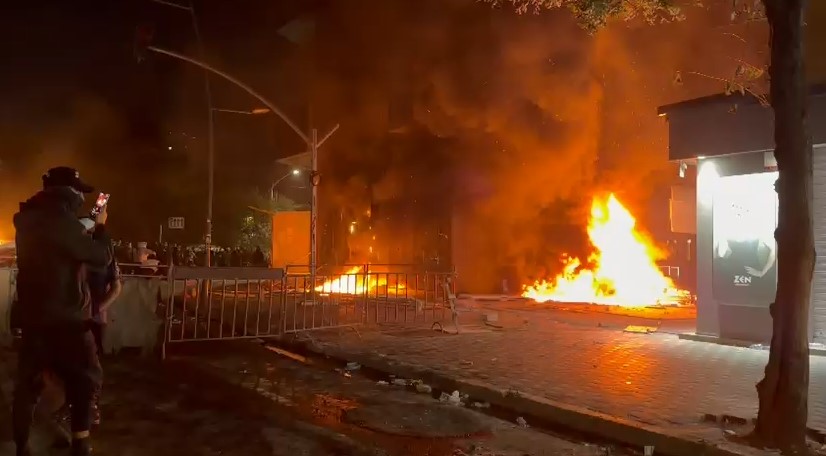 Përplasjet në protestë, Policia u bën thirrje pjesëmarrësve të distancohen nga dhuna