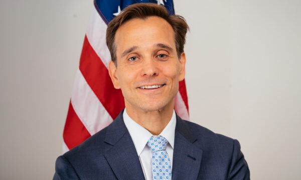 Diplomati Joshua Huck ushtron funksionet e ambasadorit amerikan në Greqi