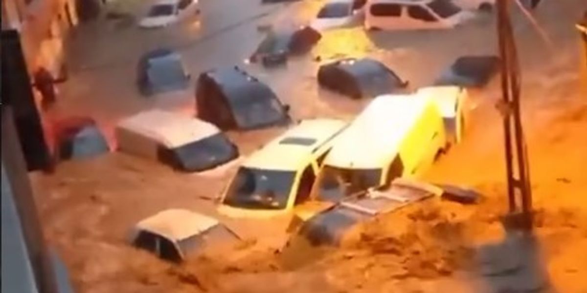 Shi i rrëmbyeshëm në Stamboll, rrugë e stacione metroje nën ujë