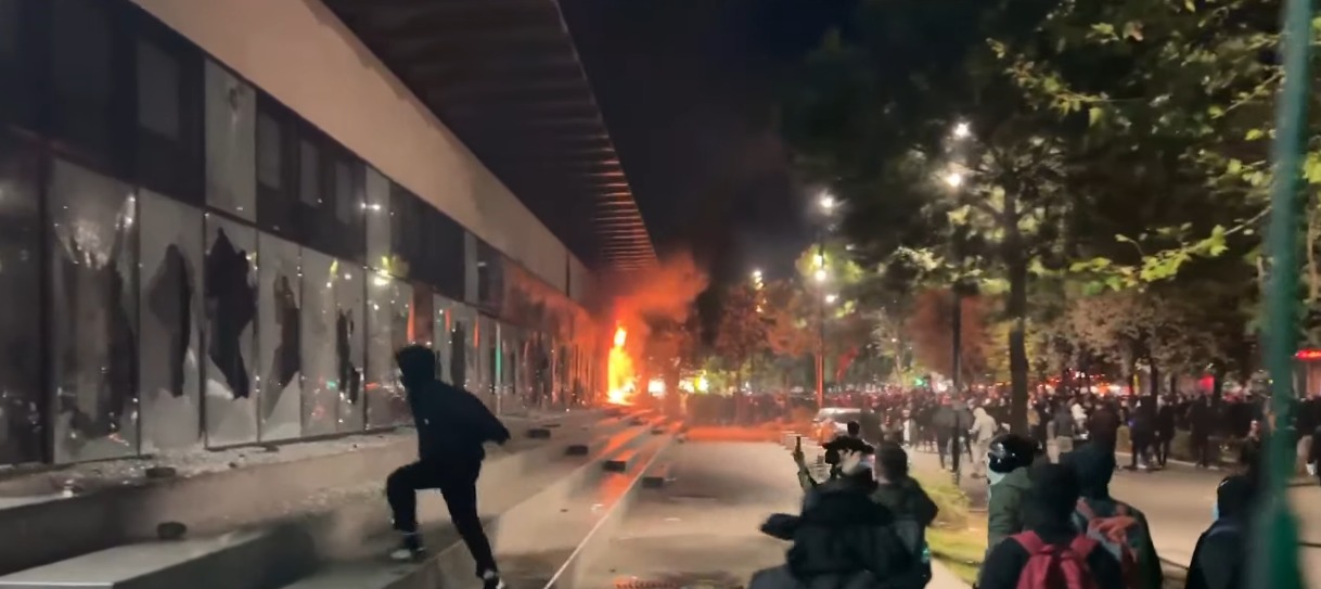 Pas dëmtimeve në protestë, BE-ja u kërkon protestuesve vetëpërmbajtje