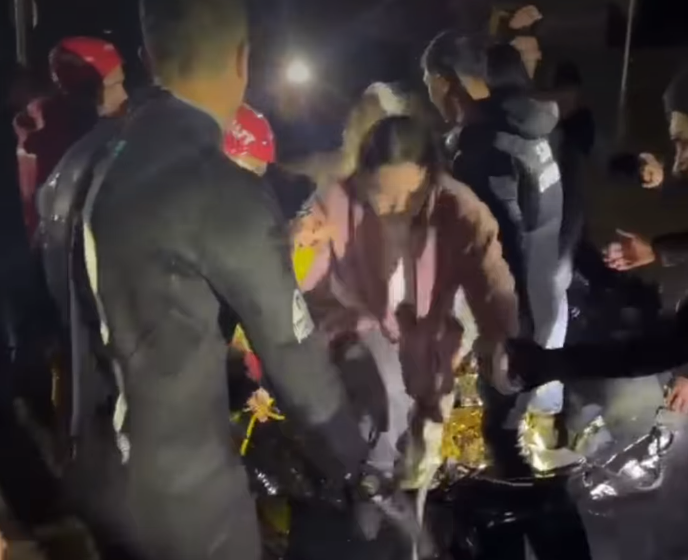Aktorja Demet Özdemir shpëtohet me gomone pas bllokimit nga vërshimet