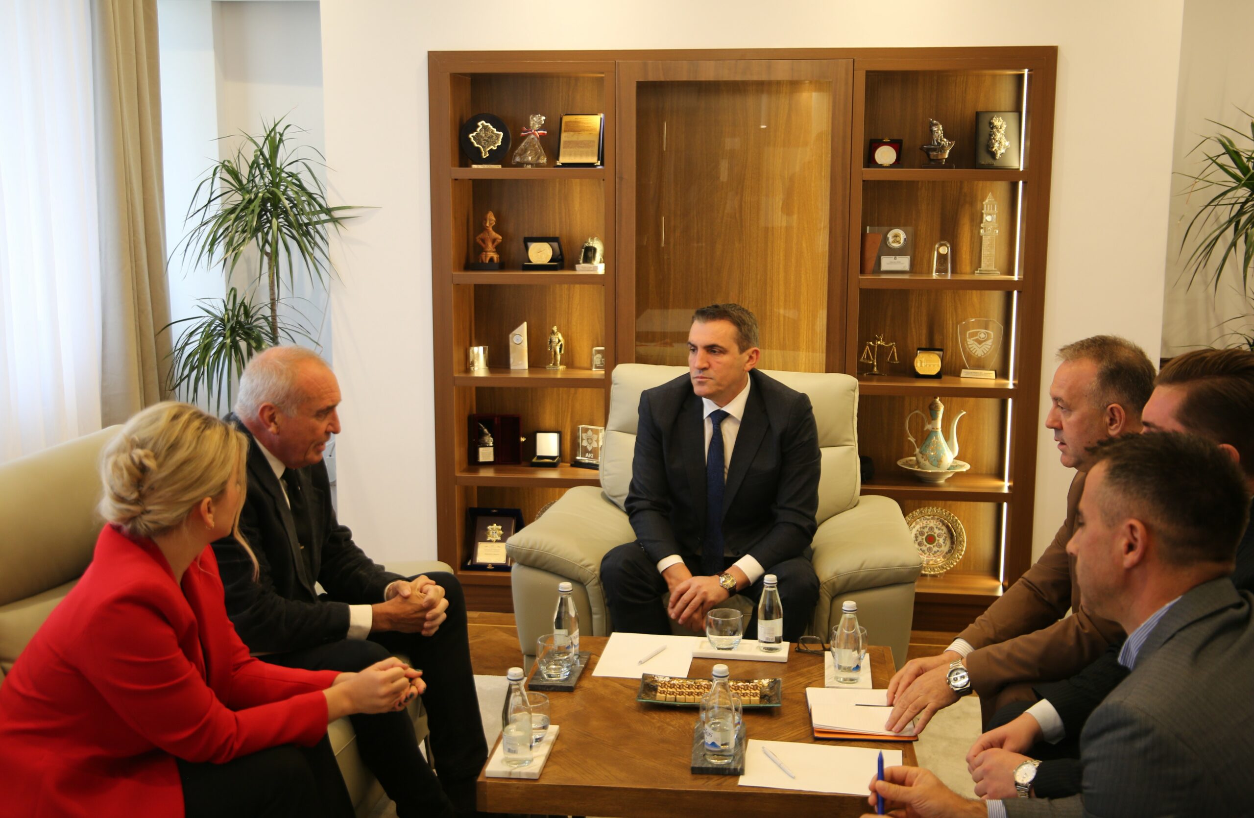 Gashi pret përfaqësues të Ambasadës britanike për mekanizmin e ri të Prokurorisë