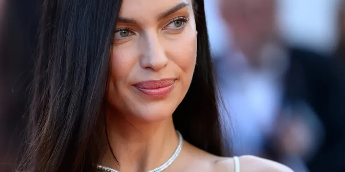 Pozat që tërhoqën vëmendjen: Irina Shayk ndan pamje nga prapaskenat e modës