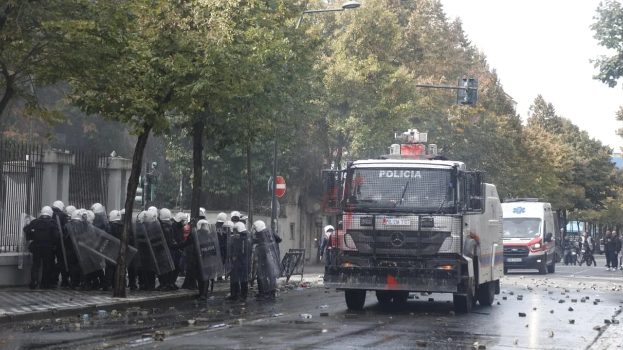 Tirana pa shumicën e autobusëve: dëmtimet pas protestave ndërpresin shërbimin
