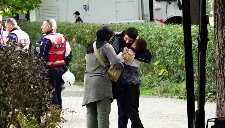 Një përqafim mes tensioneve: familja viziton policin në detyrë gjatë protestës