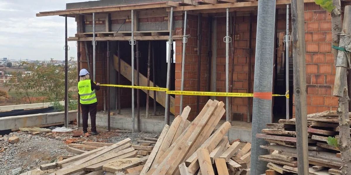 Inspektorati ndërpret përkohësisht punën në një kantier në Ferizaj