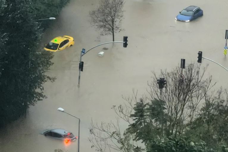 Reshje të dendura dhe rrezik përmbytjesh në Stamboll, apelohet për kujdes