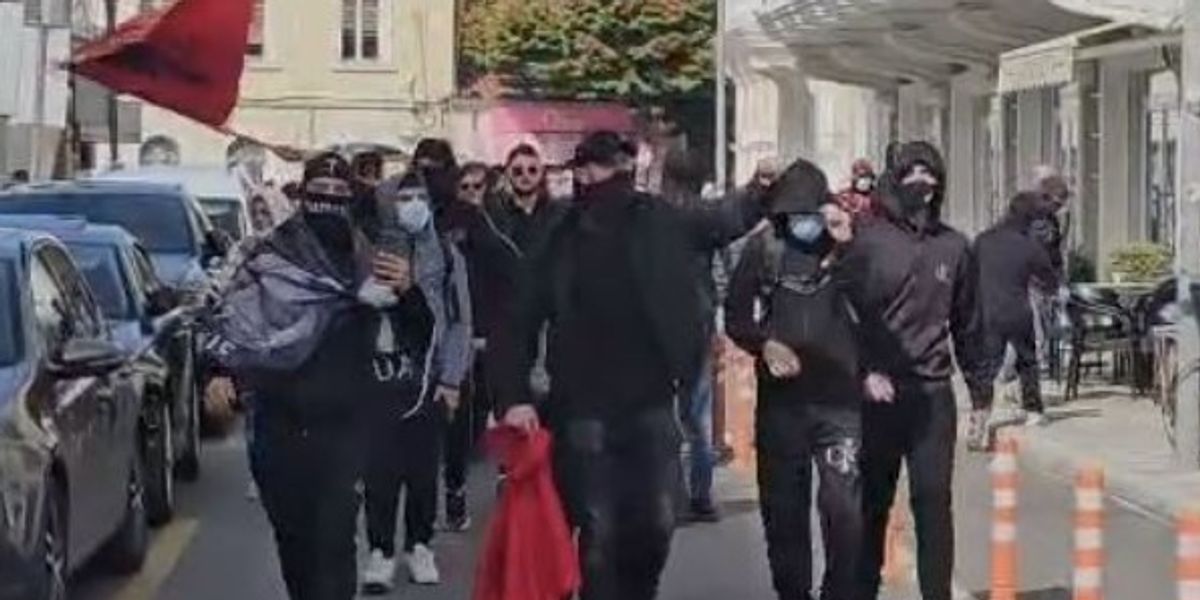 Protestat e të rinjve mbërrijnë në Shkodër, raportohen dëme në selitë partiake