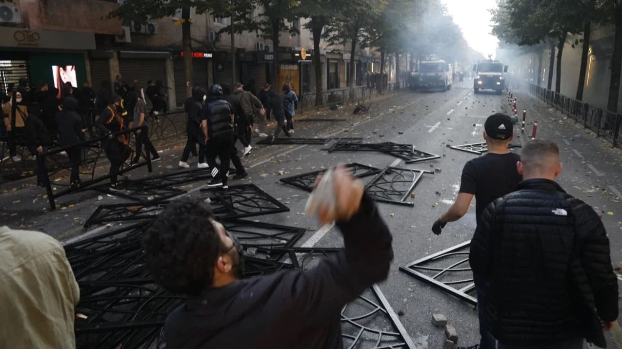 Pas protestës në kryeqytet, katër policë dhe dy protestues mbeten të shtruar