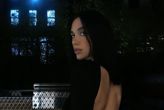 Dua Lipa rrëfen si po e balancon dashurinë, familjen dhe karrierën muzikore