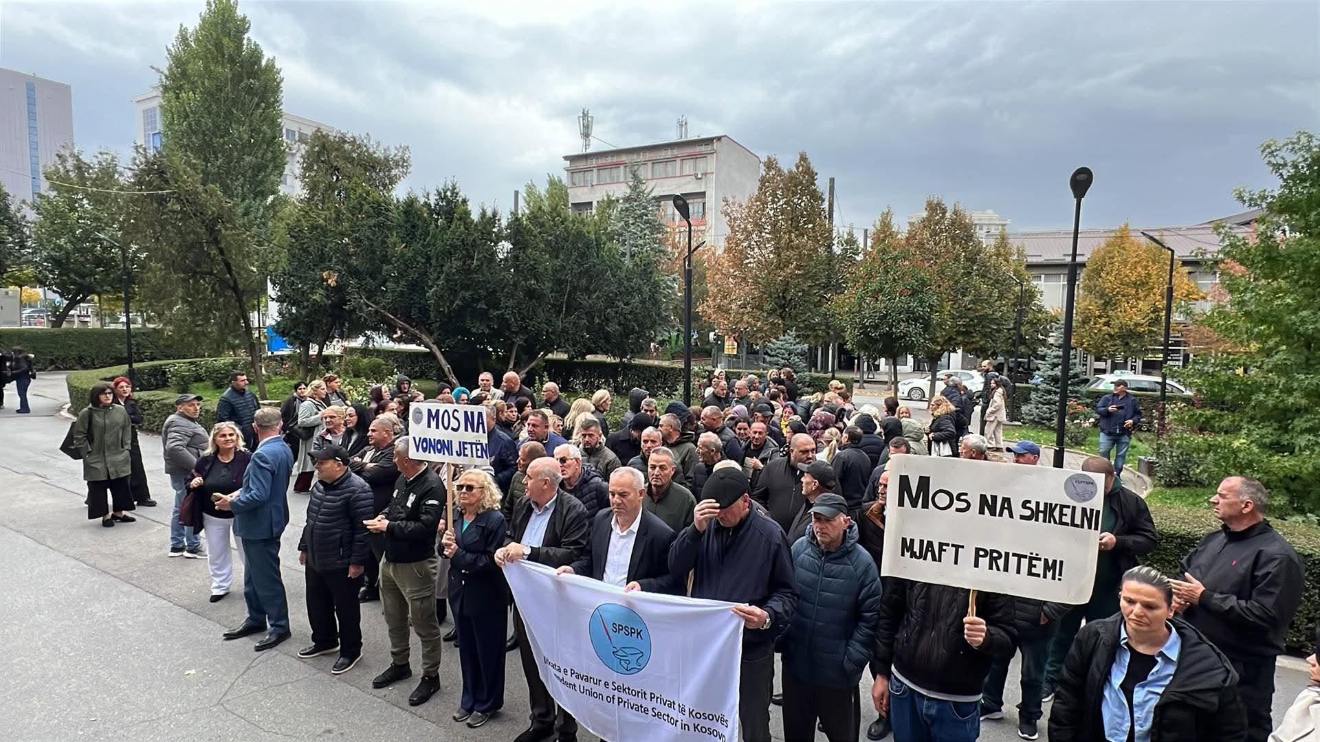 Protestë për pagat: Sindikata kërkon zbatimin e pagës minimale për punëtorët teknikë