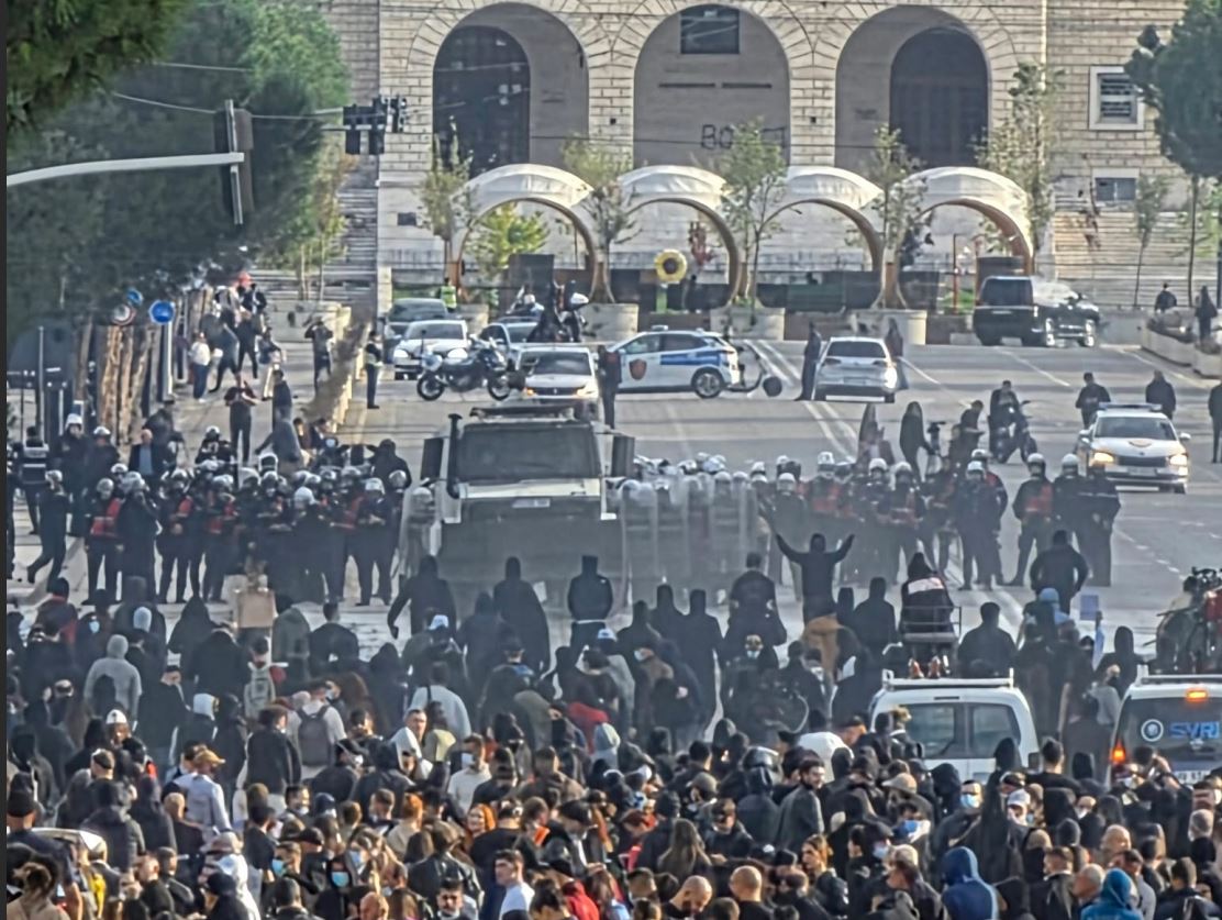 Arrest shtëpie, paraqitje dhe burg për të arrestuarit pas protestës në Tiranë