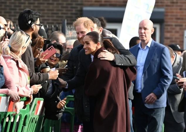 Harry prek Meghan-in gjatë paraqitjes publike, ekspertja interpreton gjestin