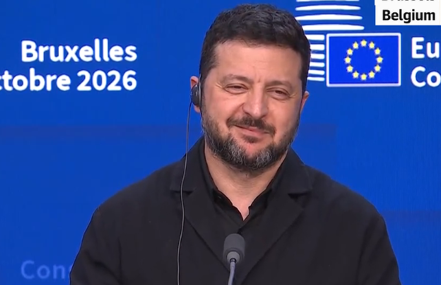 Përgjigjja e Zelenskyyt për pyetjen mbi fajësimin nga Trumpi: heshtje dhe buzëqeshje