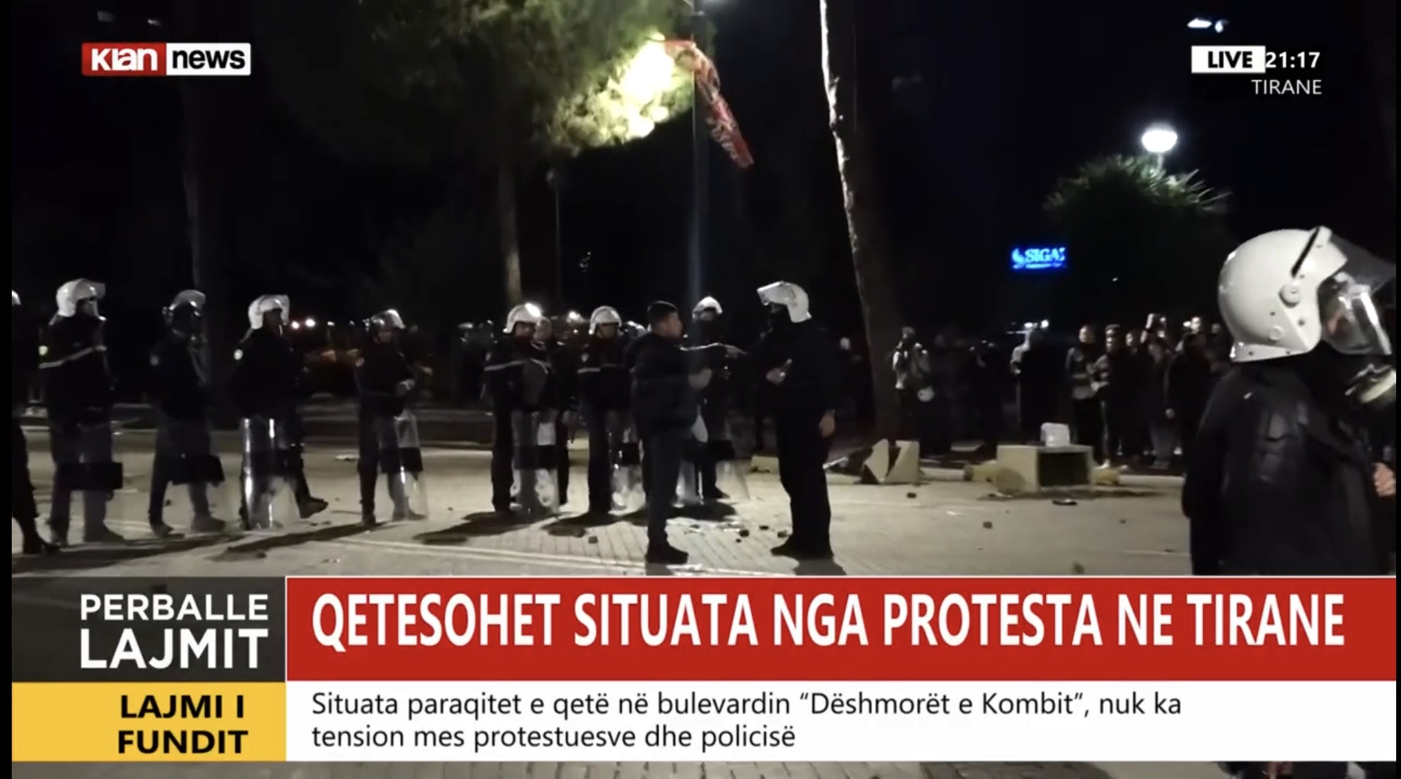 Policia tërhiqet pas negociatave, protestuesit mblidhen para Kryeministrisë në Tiranë