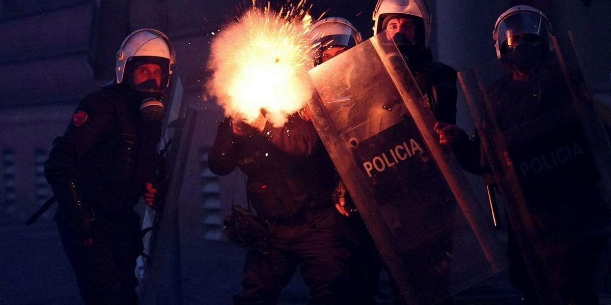 Përplasje mes protestuesve dhe policisë në Tiranë, sulmohen institucione e biznese