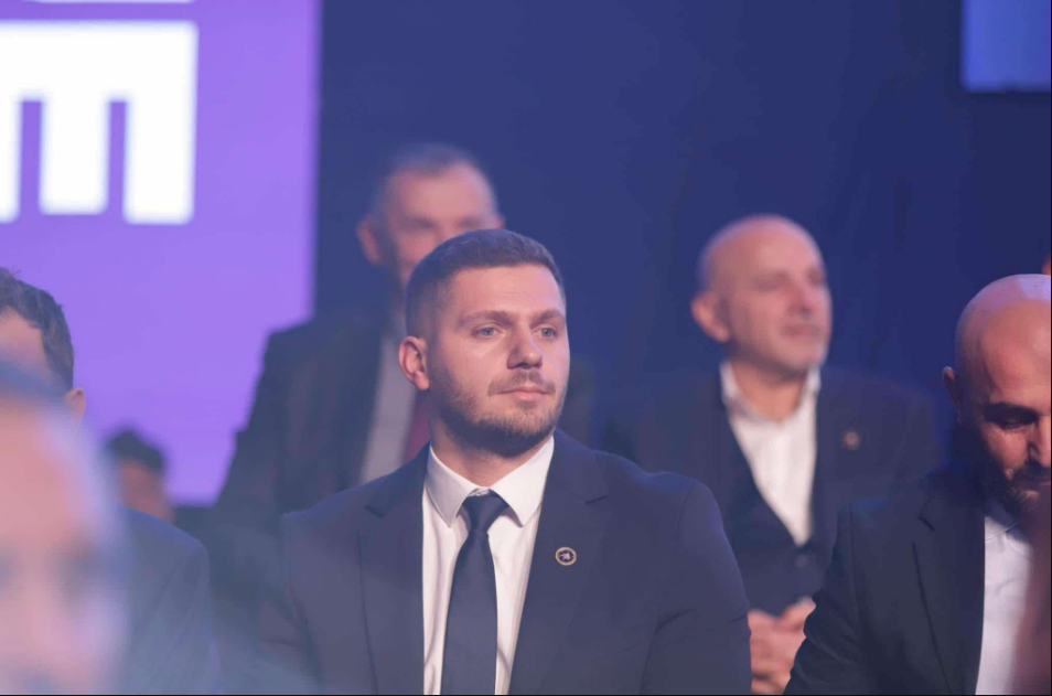 Kushtrim Xhemaili i përgjigjet Pecit me akuza dhe gjuhë fyese