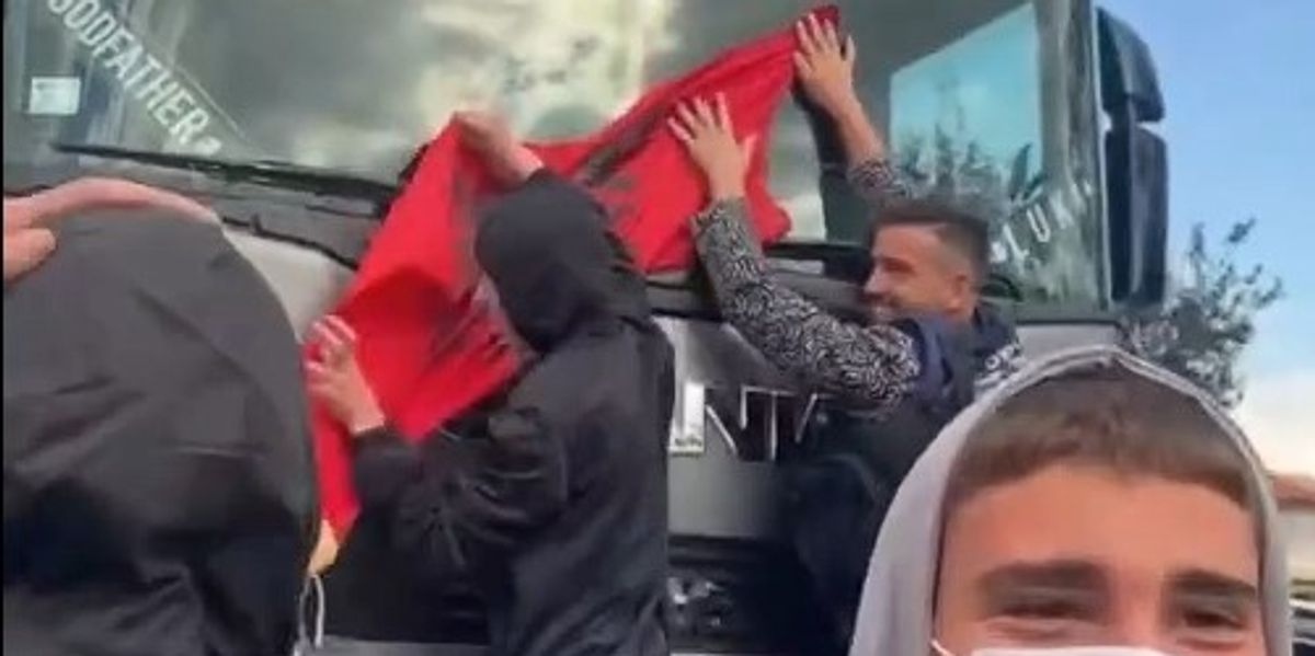 Pamje nga Prrenjasi: kamioni me targa serbe mbulohet me flamurin kombëtar