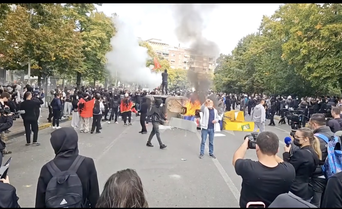 Dy kosovarë arrestohen pas protestës në Tiranë; thonë se udhëtuan nga Prishtina