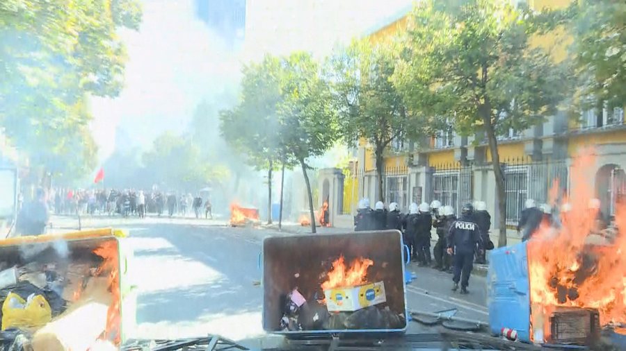 Seancat për 63 protestuesit e arrestuar nisin në orën 08:15
